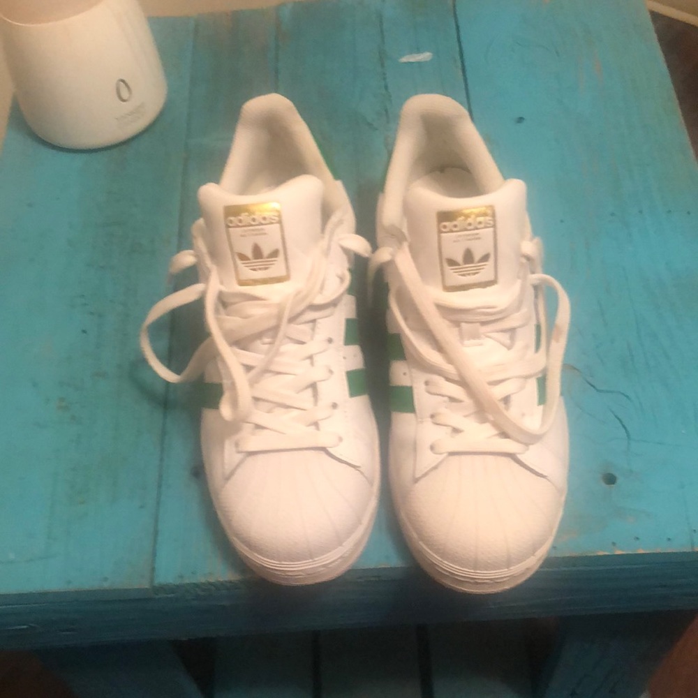 Shell toe adidas green size 8 worn once great condition no box